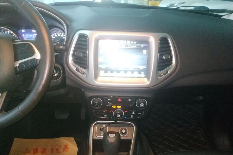 Used  Compass 2017 200T Automatic Family Edition
