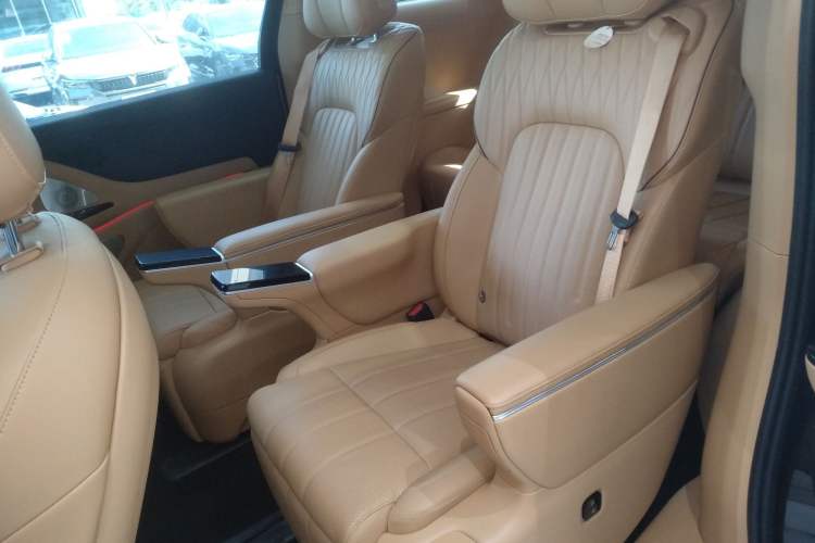 Used VOYAH Dream 2025 PHEV Four-Wheel-Drive Flagship Kunpeng Edition
