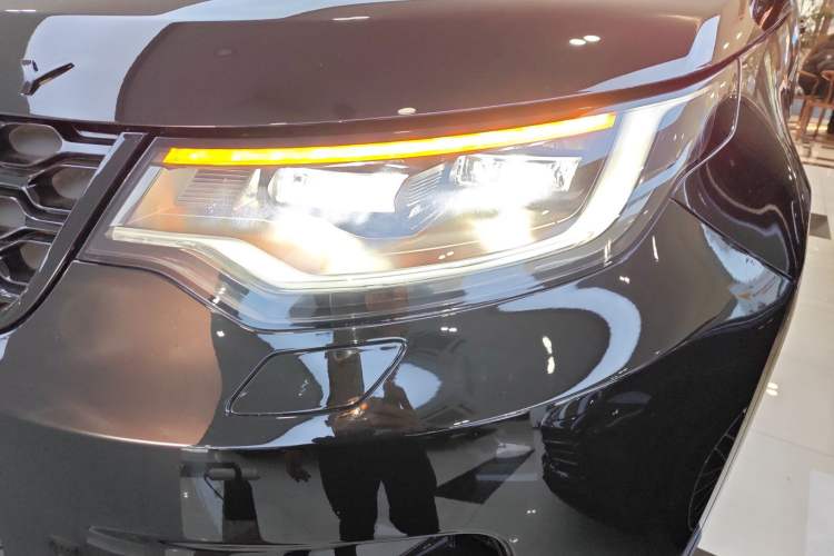 Used Land Rover Discovery 2021 360 PS R-Dynamic S
