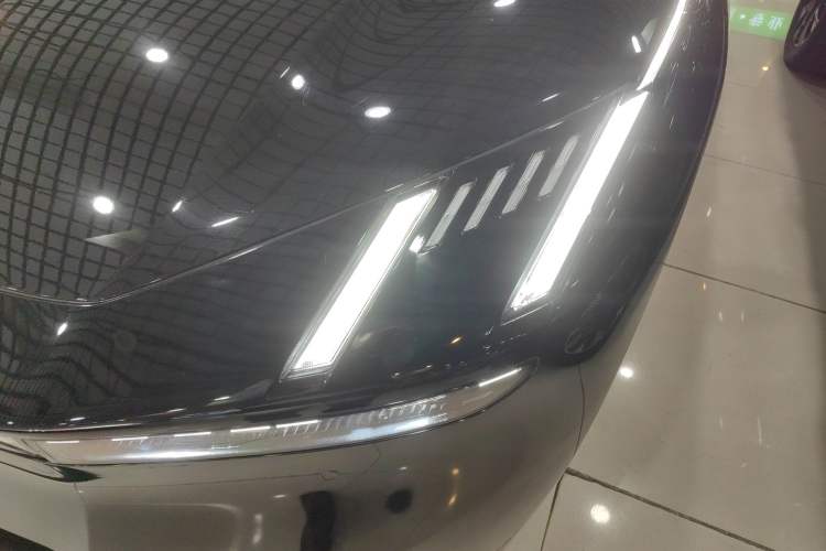 Used Lynk & Co Z10 2025 71 kWh 602 km Range Rear-Wheel Drive Pro
