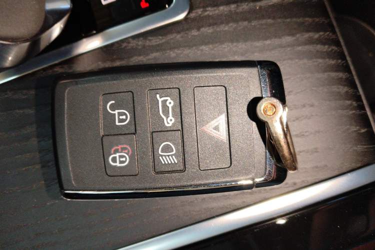 Used Land Rover Range Rover Evoque 2024 Aurora L 249 PS Prestige Light-Chasing Edition
