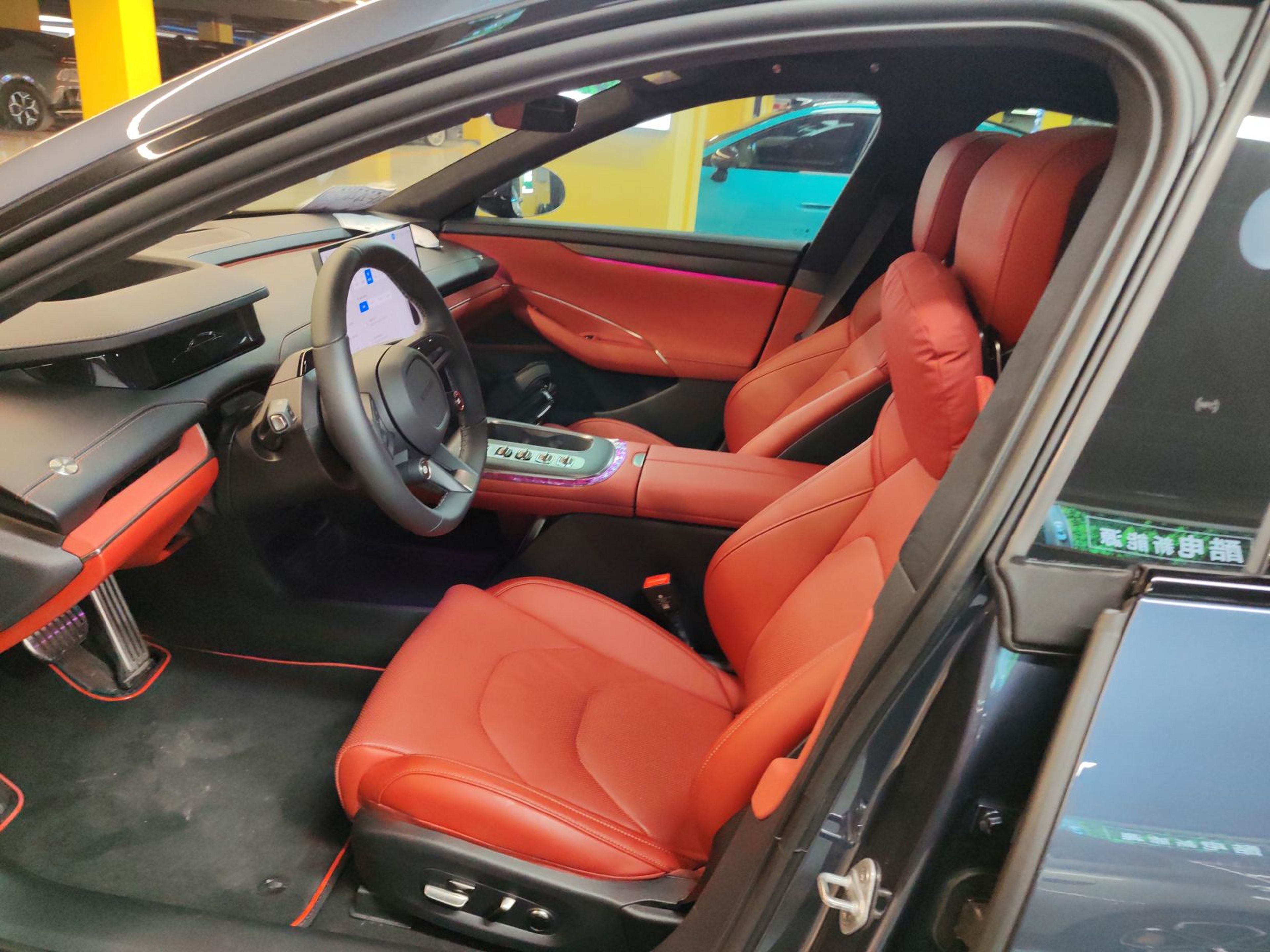 Переднее сиденье в автомобиле