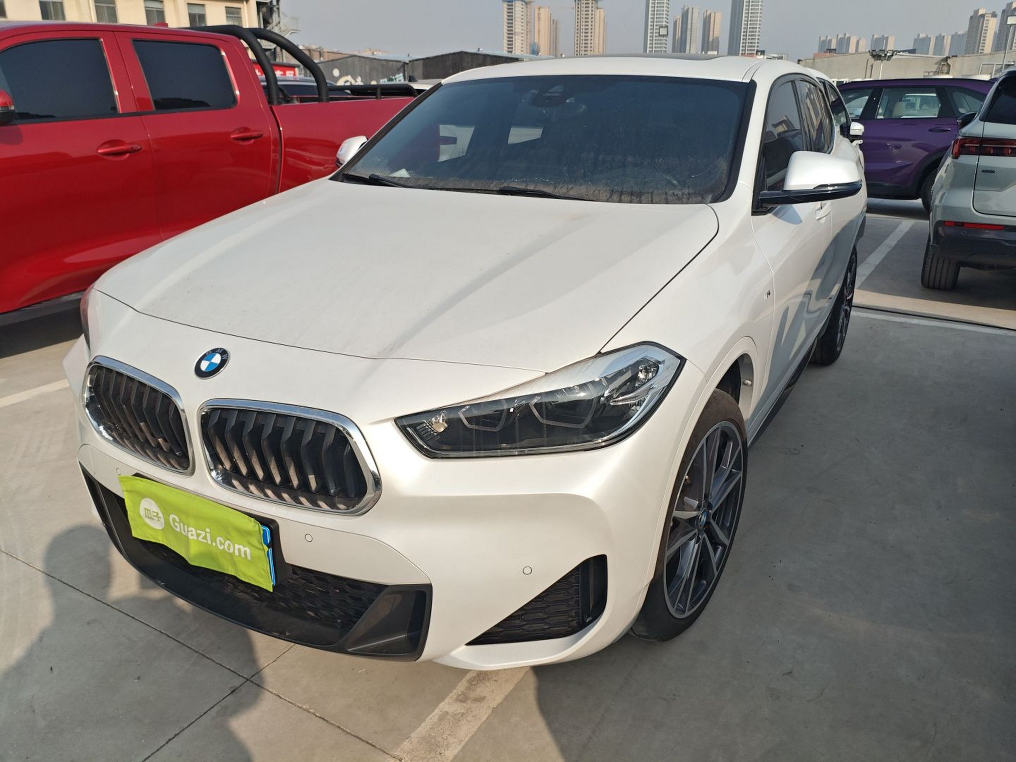 تحت مقدمة السيارة