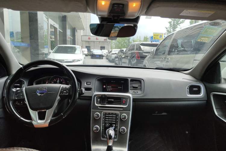 Used Volvo V60 2015 T5 Zhiya Edition
