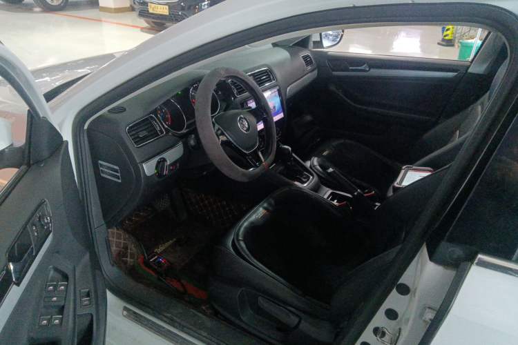 Used Volkswagen Sagitar 2015 230TSI Automatic Comfort Version
