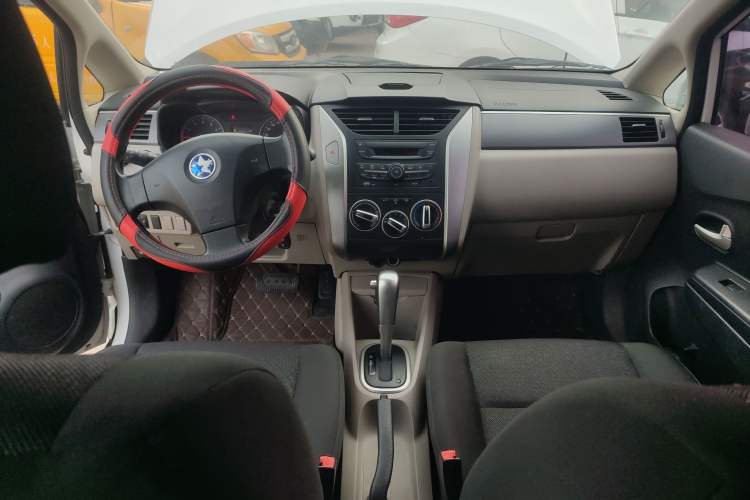 Used Venucia R50 2015 1.6L Automatic Fashion Edition
