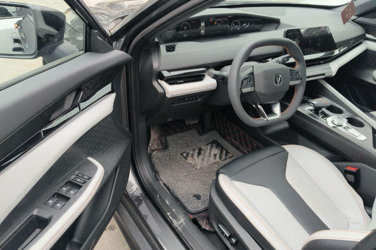 Used Changan UNI-V iDD 2024 Blue Whale Smart Electric iDD 136km ZhiKu Model
