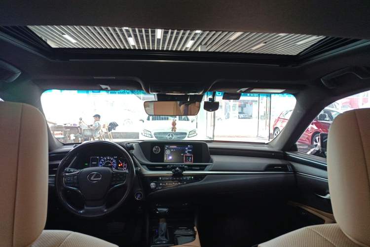 Used Lexus ES 2020 300h Premier Edition
