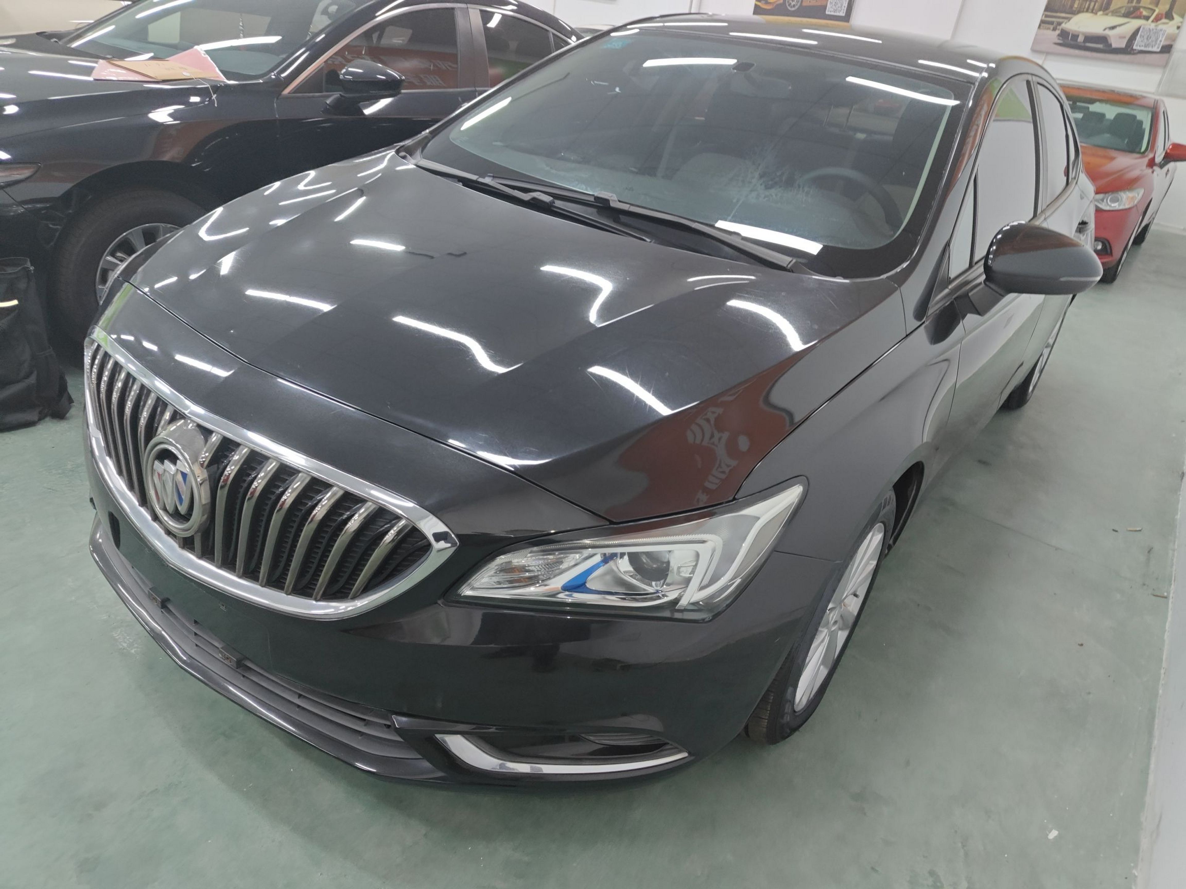 تحت مقدمة السيارة