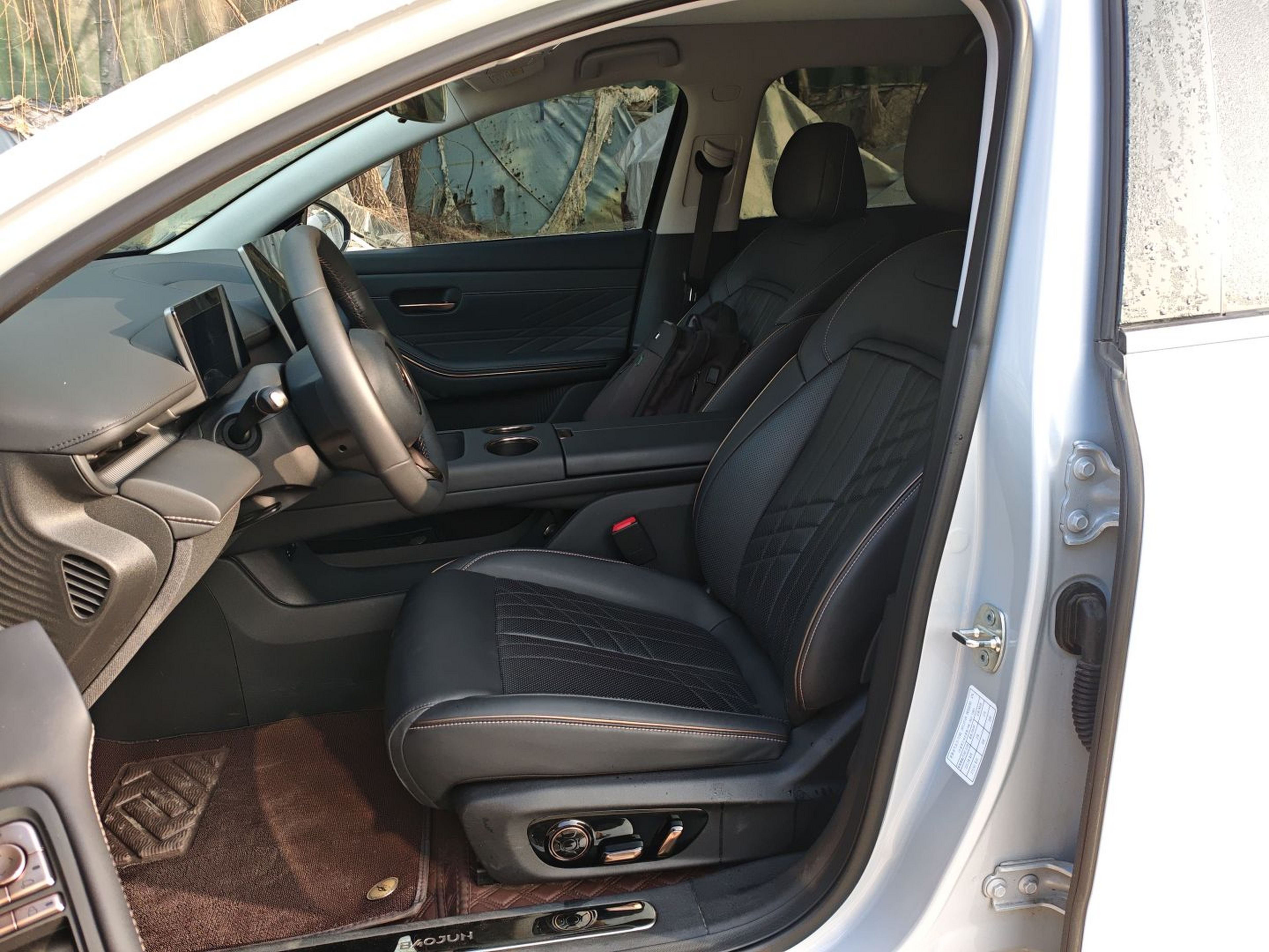 Переднее сиденье в автомобиле