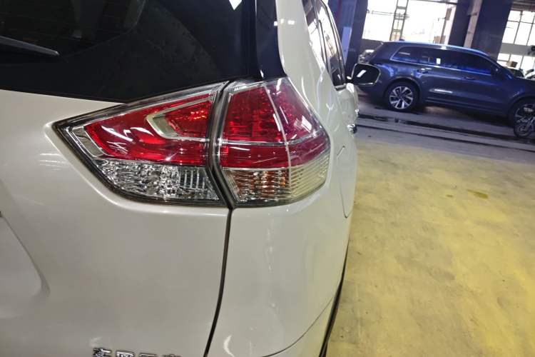 Used Nissan X-Trail 2014 2.5L CVT Leading Edition 4WD
