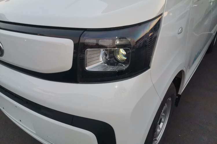 Used Chana Ruixing EM80 2025 Passenger Version Comfort Edition 6-Seater 300 km Dual-Swing Doors
