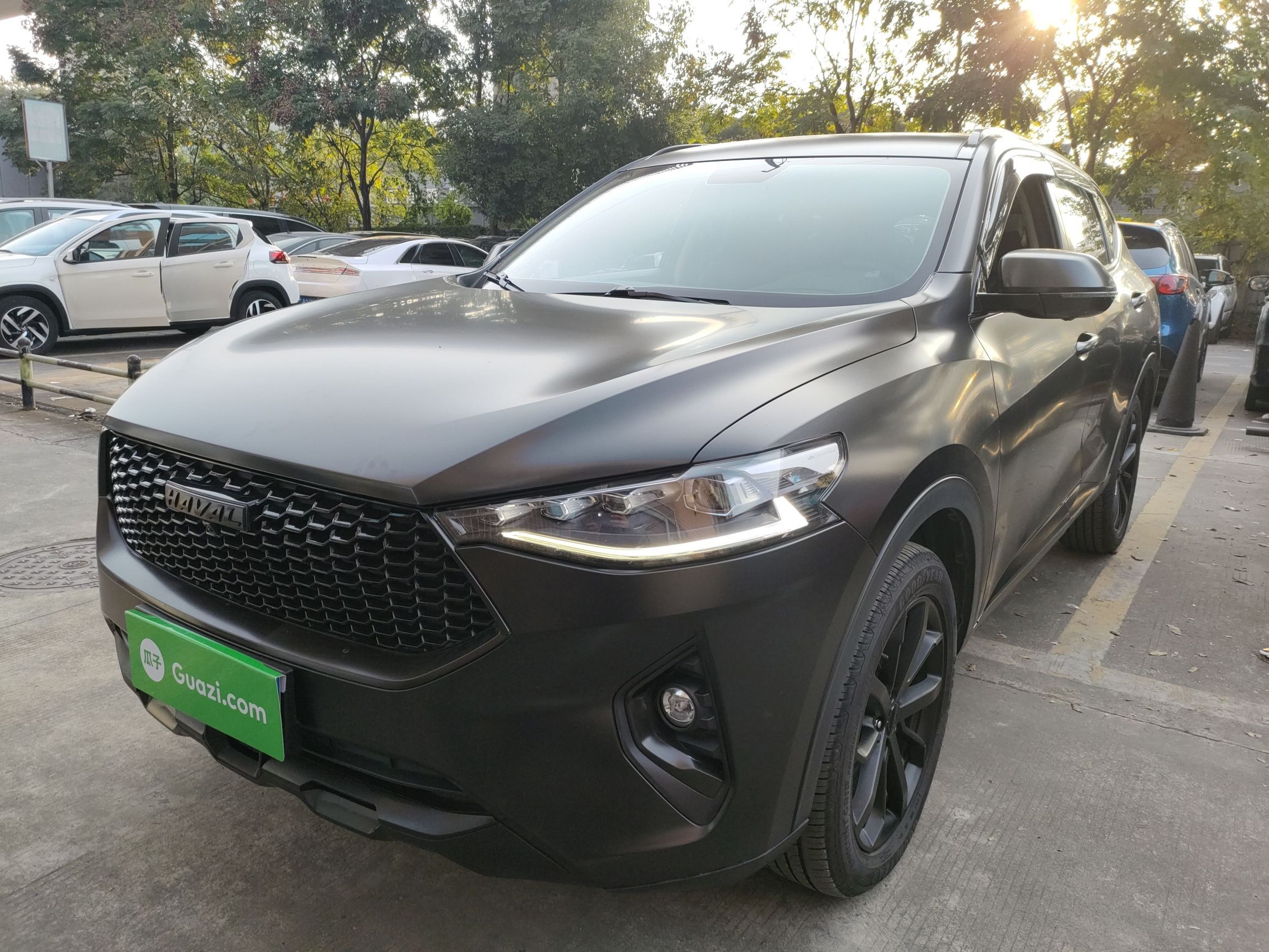 تحت مقدمة السيارة