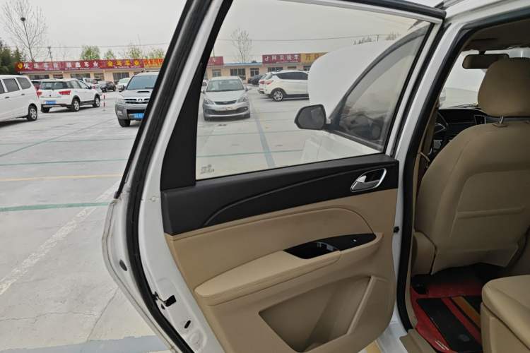 Used Baojun 730 2016 Revised 1.5L Manual Standard Version 7 Seats China V Emission Standard
