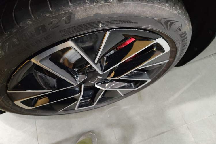 Used  12 2024 700 Three-Laser Rear-Wheel Drive Luxury Edition
