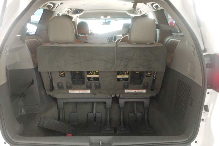 Used Toyota Sienna 2015 3.5L Two-Wheel Drive L