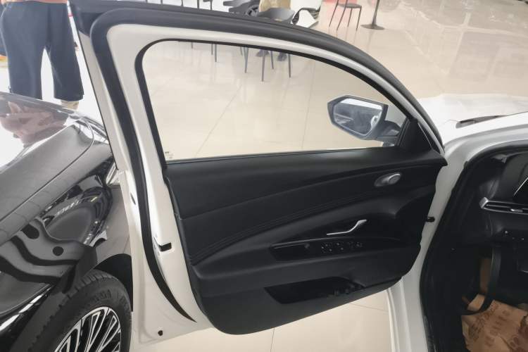 Used Hyundai Elantra 2023 1.5L CVT LUX Prestige Edition
