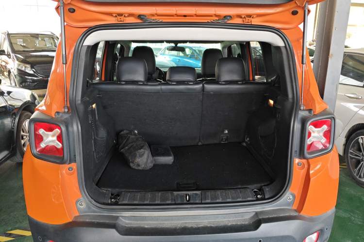 Used  Renegade 2018 Connected Large Screen Version 180T Automatic High-Energy Edition
