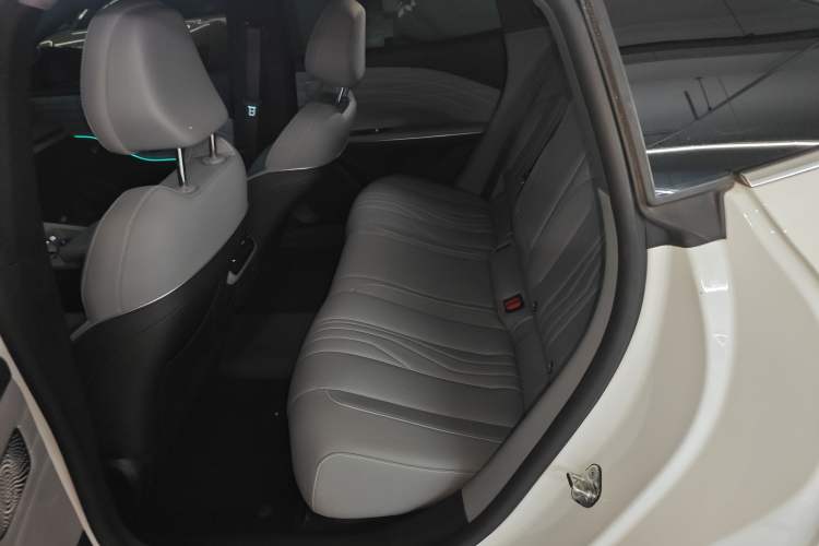 Used Geely Galaxy E8 2024 665 km Range Rear-Drive Starship Long-Range Version
