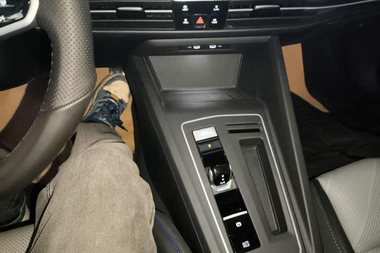 Used Volkswagen Golf 2025 300TSI R-Line
