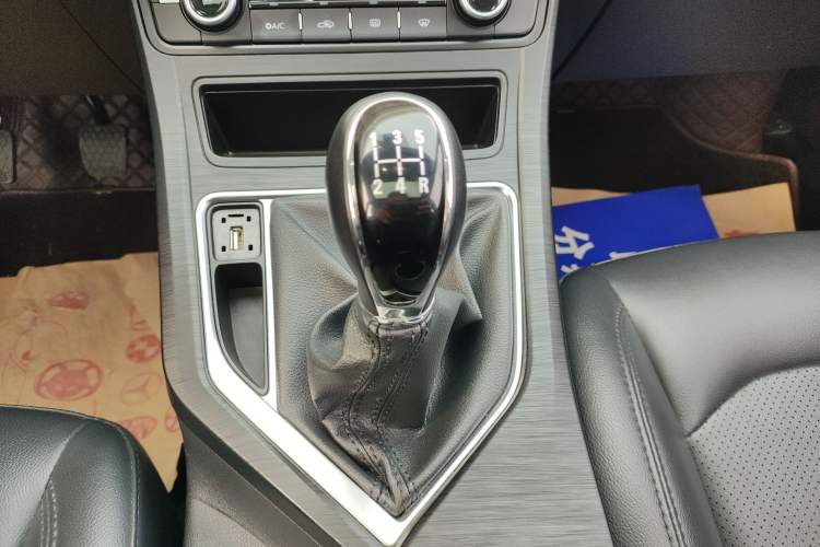 Used Geely Auto Vision 2019 Upgraded Model 1.5L Manual Luxury Version China VI Standard
