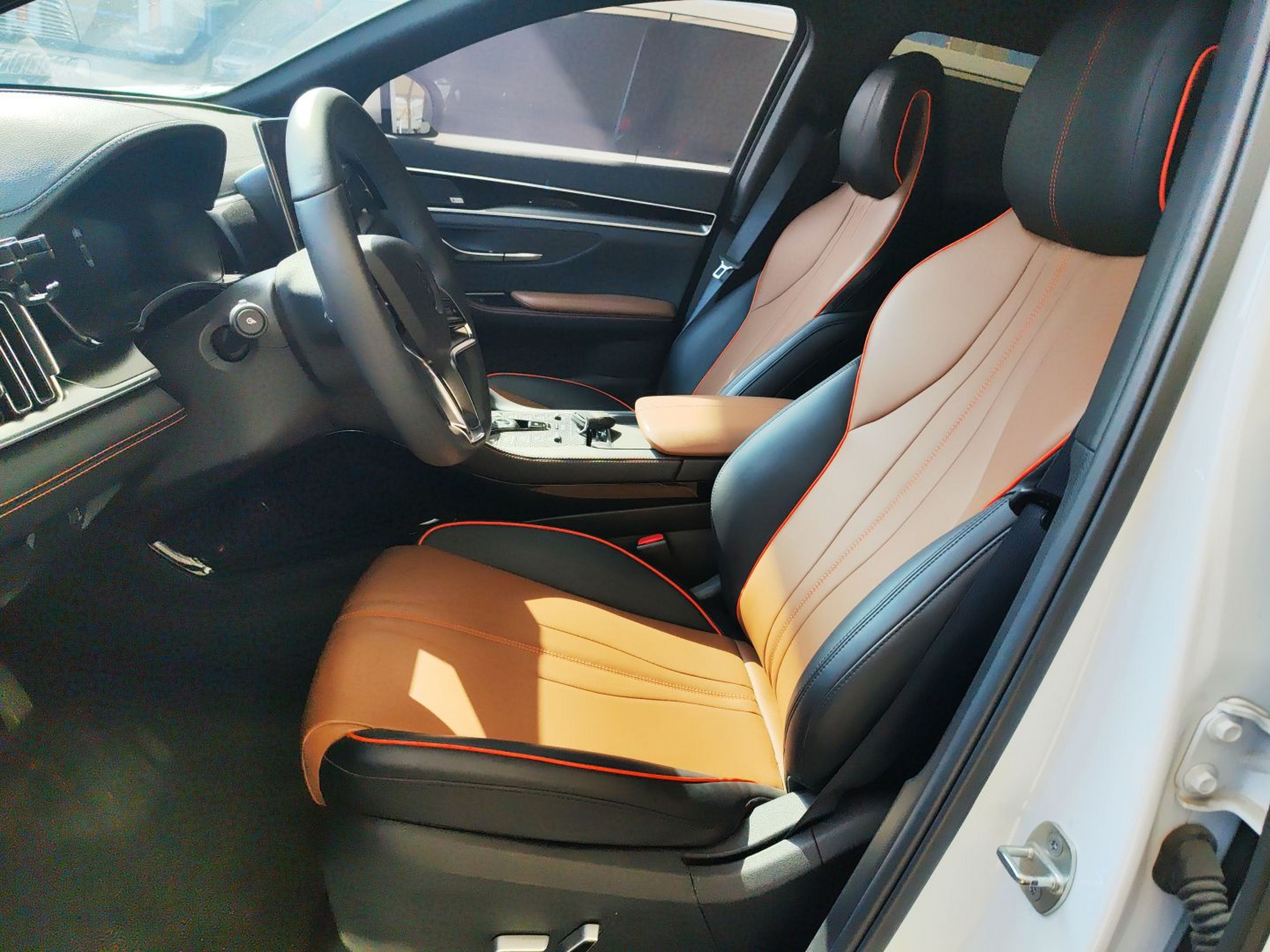 المقاعد الأمامية داخل السيارة