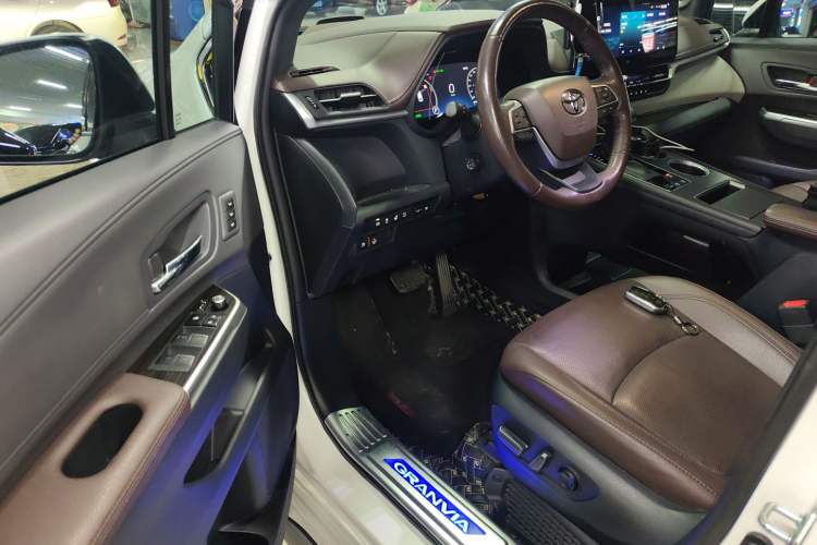 Used Toyota Granvia 2023 2.5L Hybrid Flagship VIP Edition