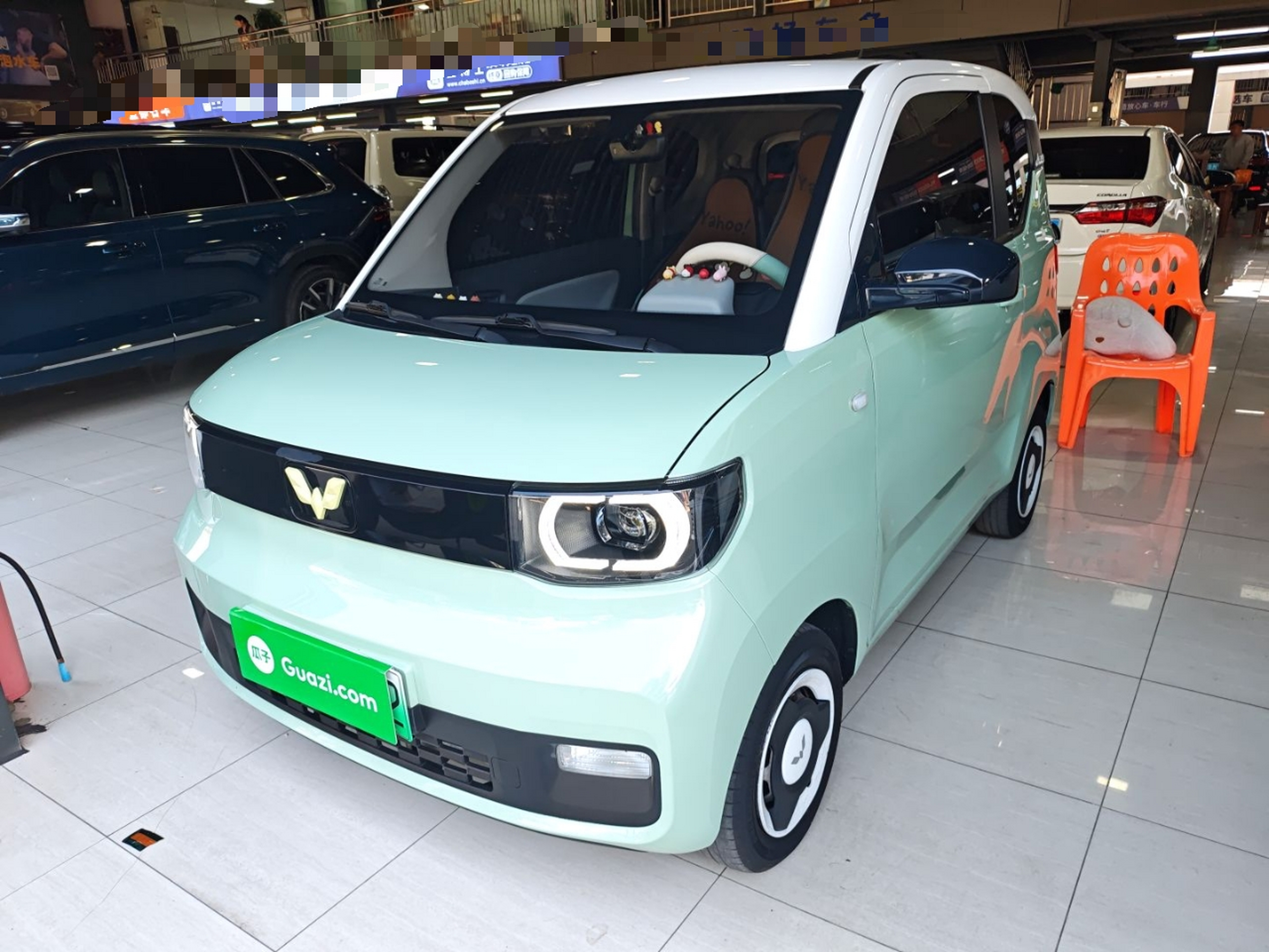 تحت مقدمة السيارة