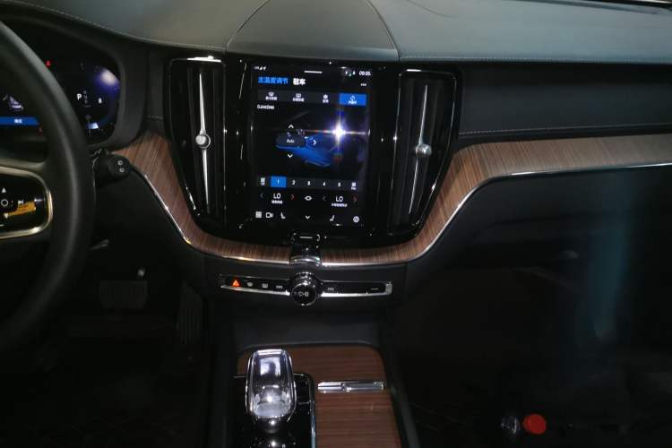 Used Volvo XC60 2023 B5 4x4 Smart Luxury Edition
