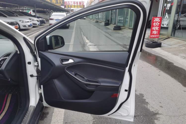 Used Ford Focus 2015 Hatchback 1.6L Automatic Fashion Edition
