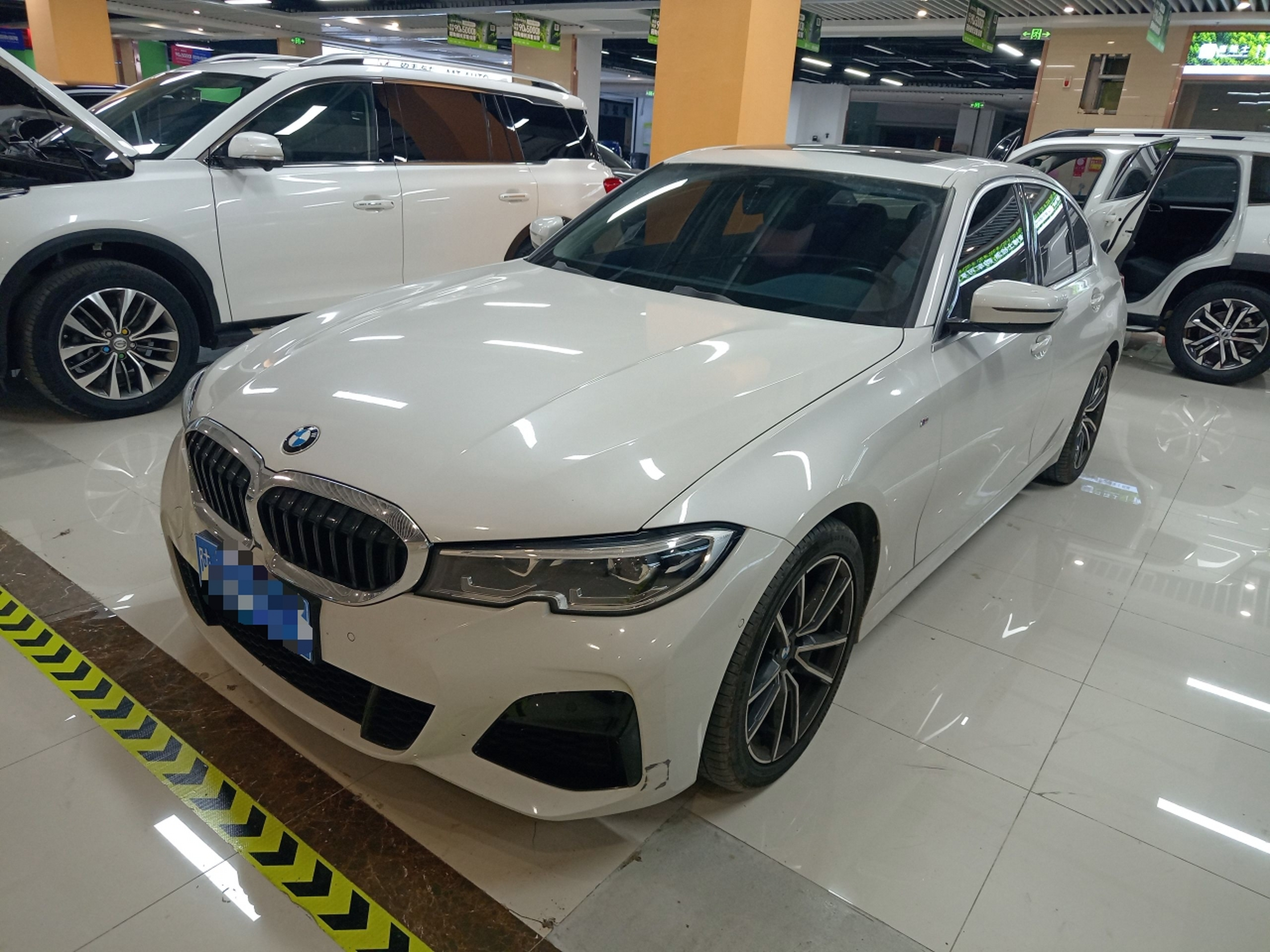 Под передней частью автомобиля