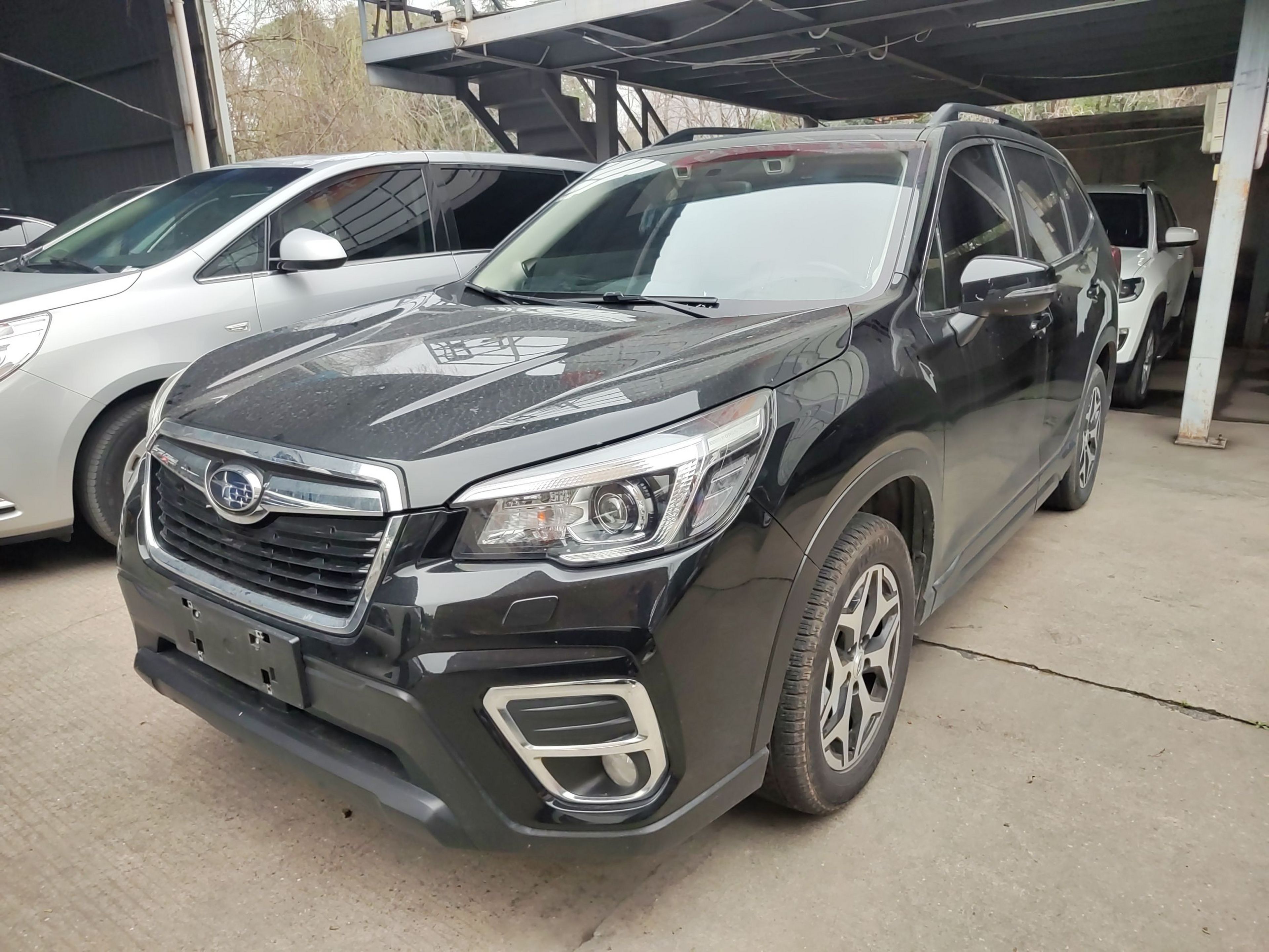 Под передней частью автомобиля