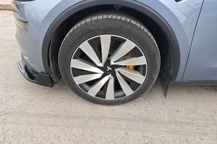 Used Tesla Model Y 2025 Long-Range All-Wheel-Drive Version