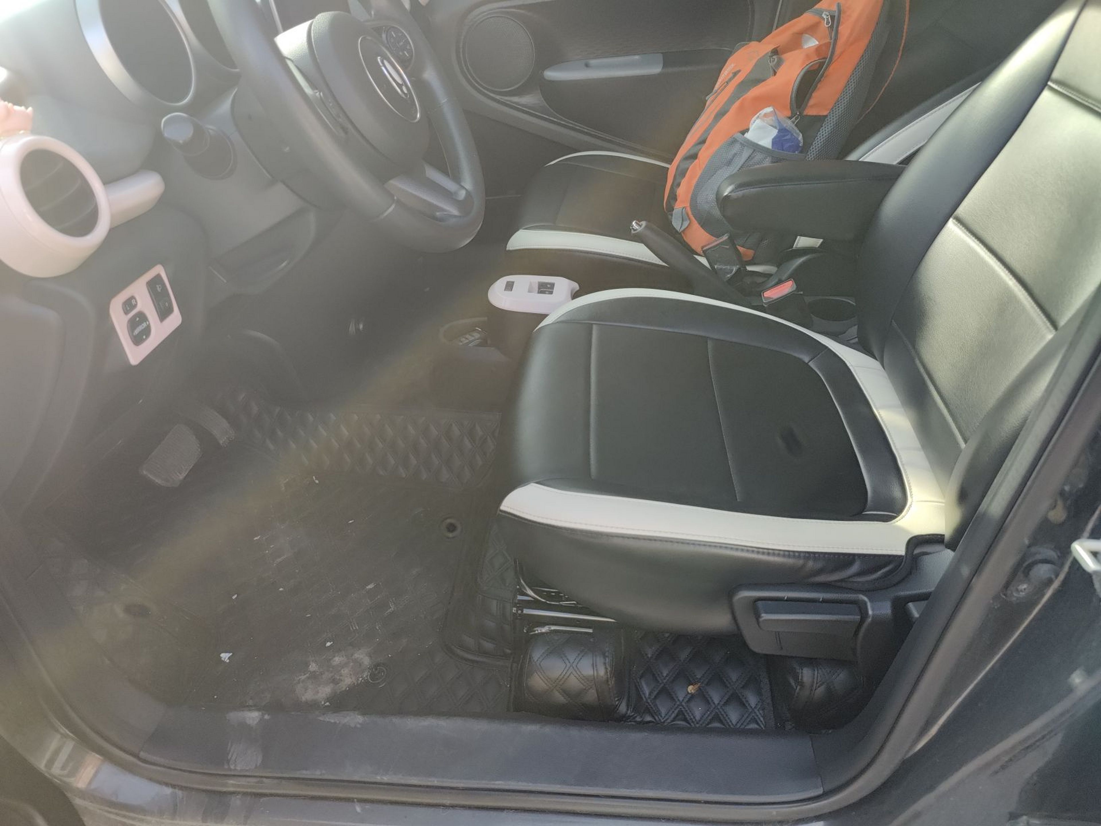 المقاعد الأمامية داخل السيارة