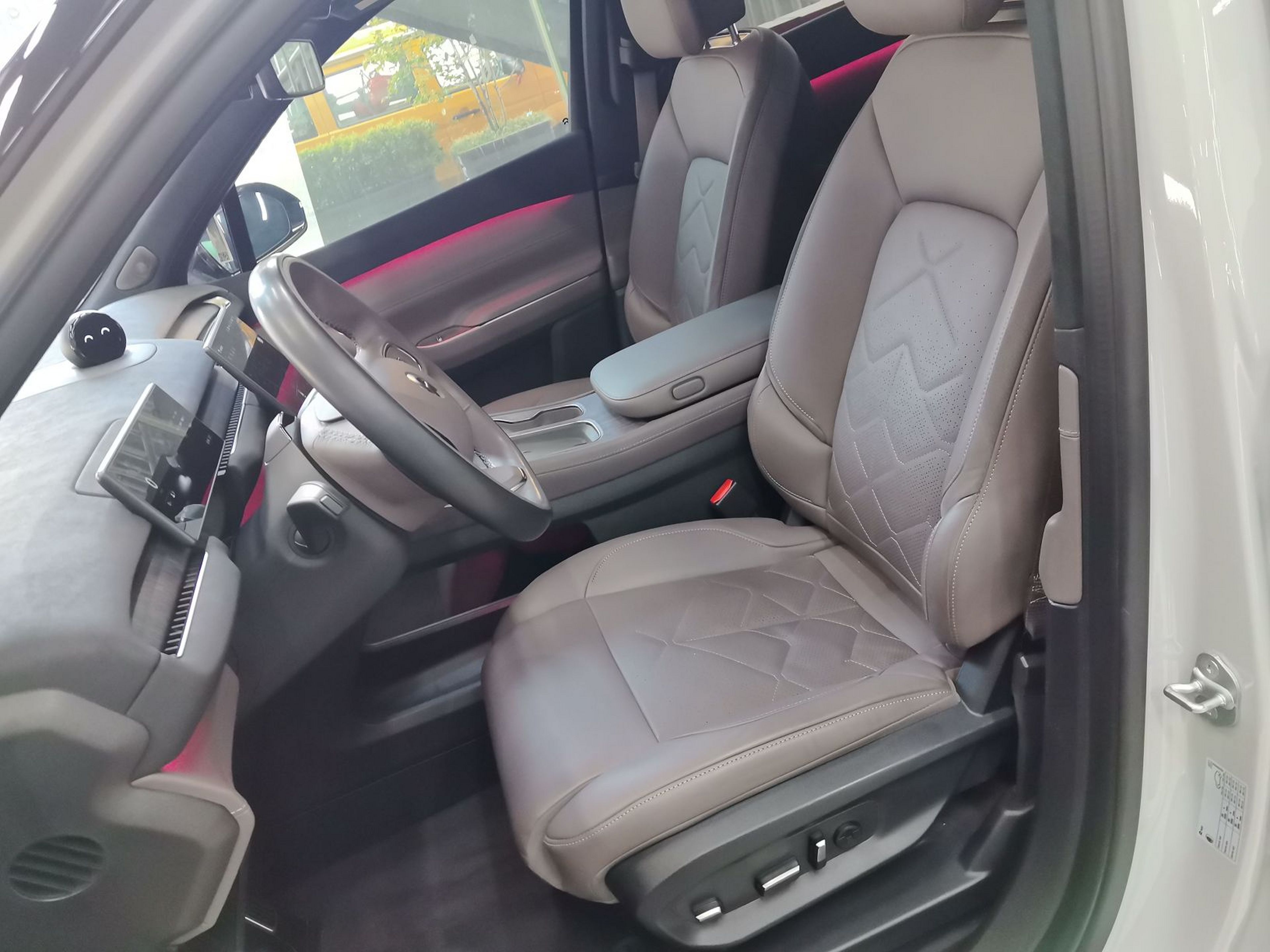 المقاعد الأمامية داخل السيارة