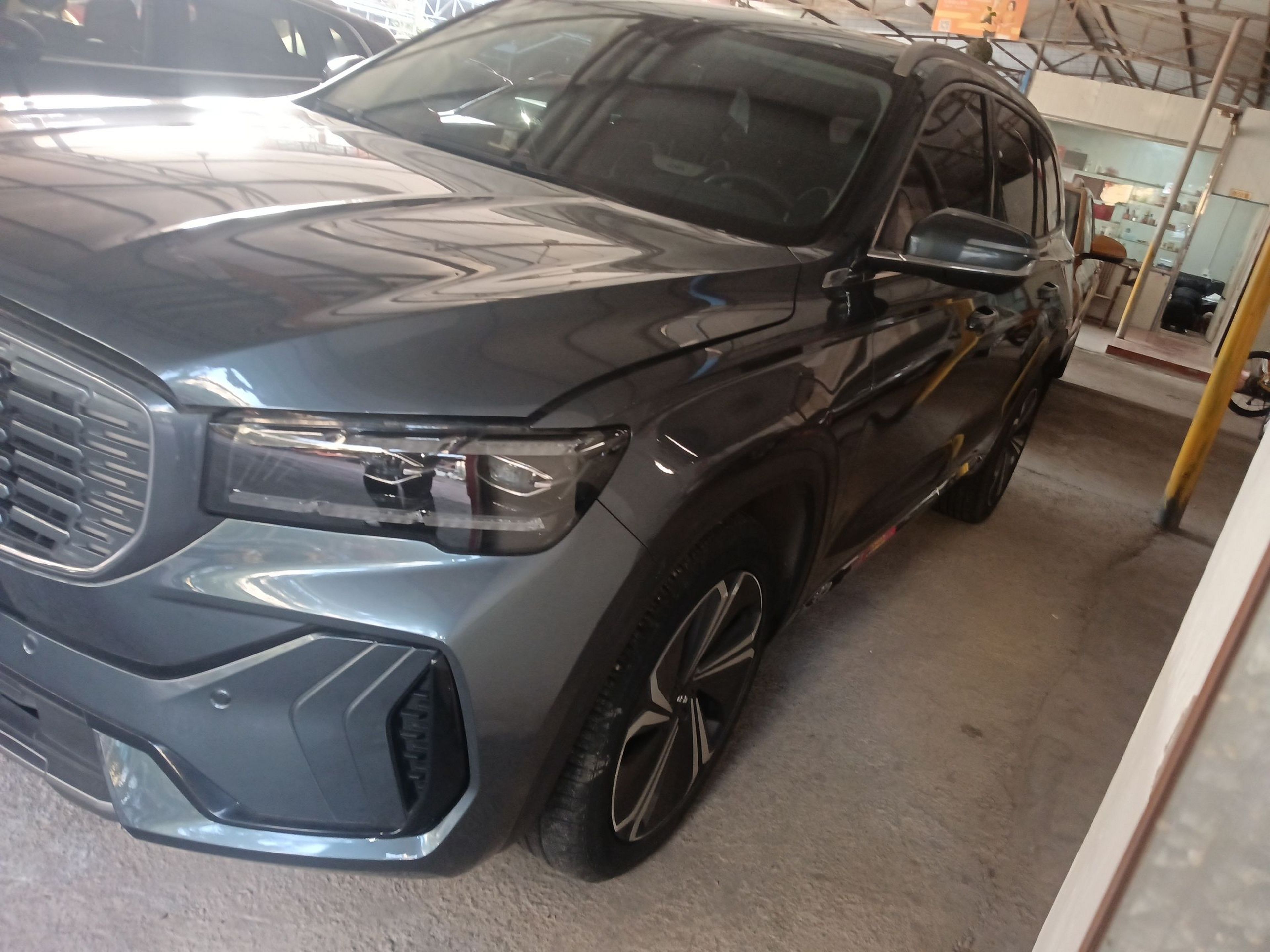 Под передней частью автомобиля