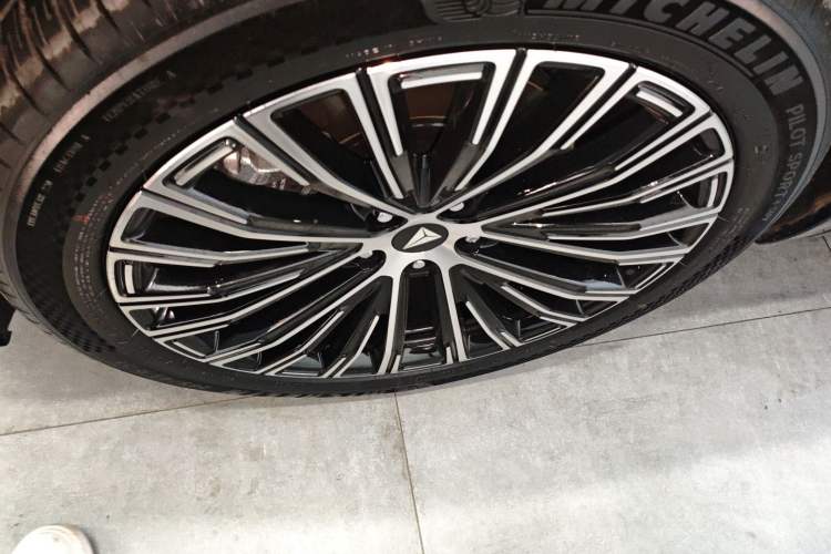 Used  S09 2025 Four-Wheel Drive Ultra+ Custom Edition
