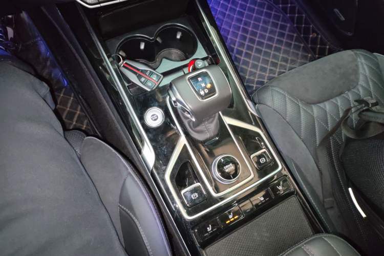 Used Hongqi HS5 2022 Facelifted Version 2.0T Smart Connect Flagship All-Wheel-Drive Edition
