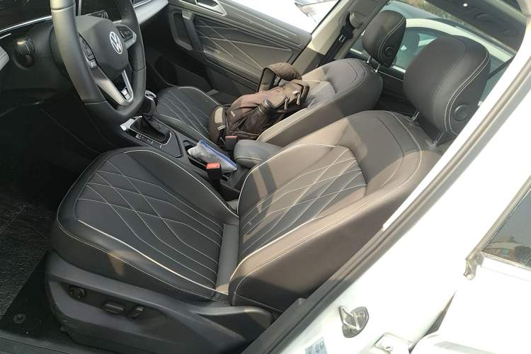 Used Volkswagen Tiguan L 2024 Outstanding Model 330TSI Automatic Two-Wheel Drive R-Line Dragon Glory Edition
