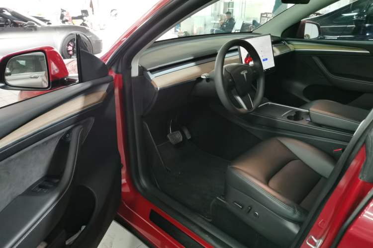 Used Tesla Model Y 2021 Long-Range All-Wheel-Drive Version
