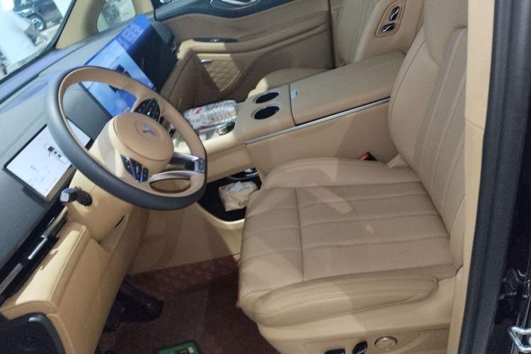 Used VOYAH Dream 2025 PHEV Four-Wheel Drive Excellence Kunpeng Edition
