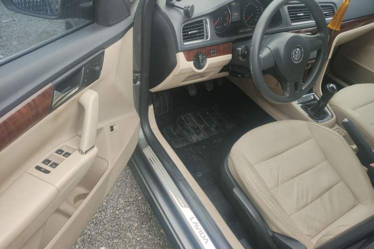 Used Volkswagen Lavida 2013 Restyled Classic 1.6L Manual Comfort Edition