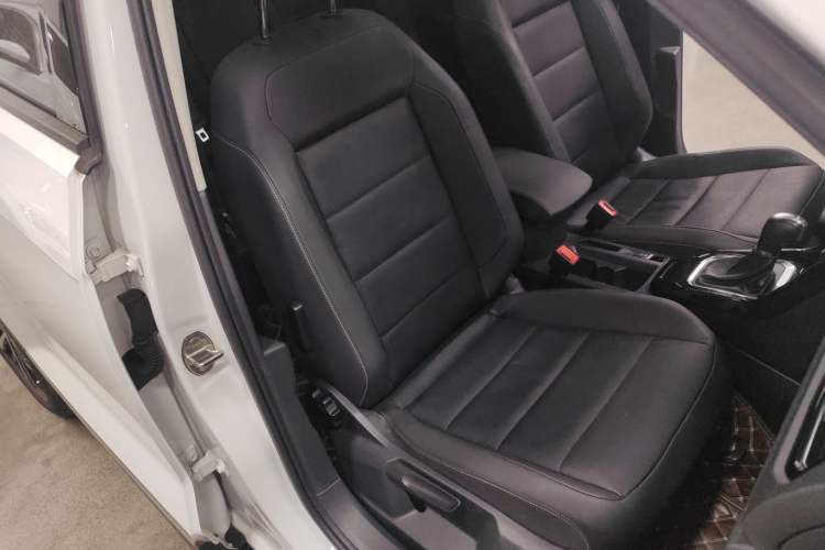 Used Volkswagen T-ROC 2021 280TSI DSG Two-Wheel Drive Comfort Connect Edition
