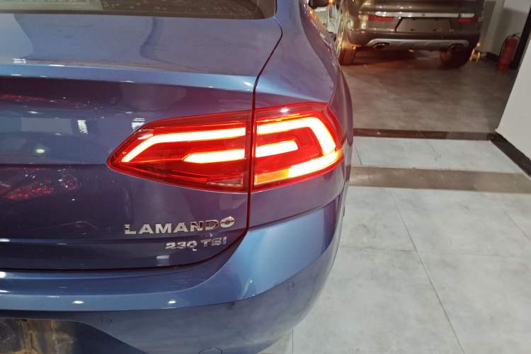 Used Volkswagen Lamando 2017 230TSI DSG Fashion Edition
