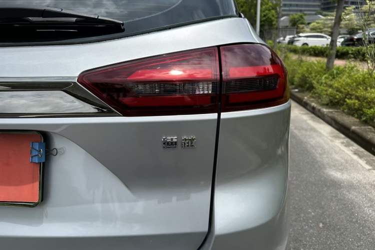 Used Geely Auto Emgrand X7 Sport 2020 1.8TD DCT Two-Wheel Drive Smart Connect 4G-Enabled Version
