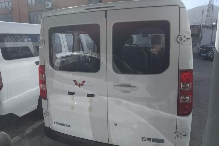 Used Wuling Yangguang 2024 300KM Comfort Version Passenger Van 75kW
