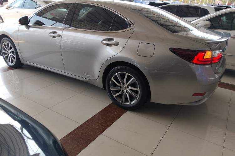 Used Lexus ES 2015 300h Comfort Edition