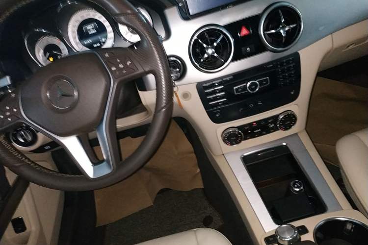 Used Mercedes-Benz GLK-Class 2013 GLK 300 4MATIC Dynamic Sunroof Model
