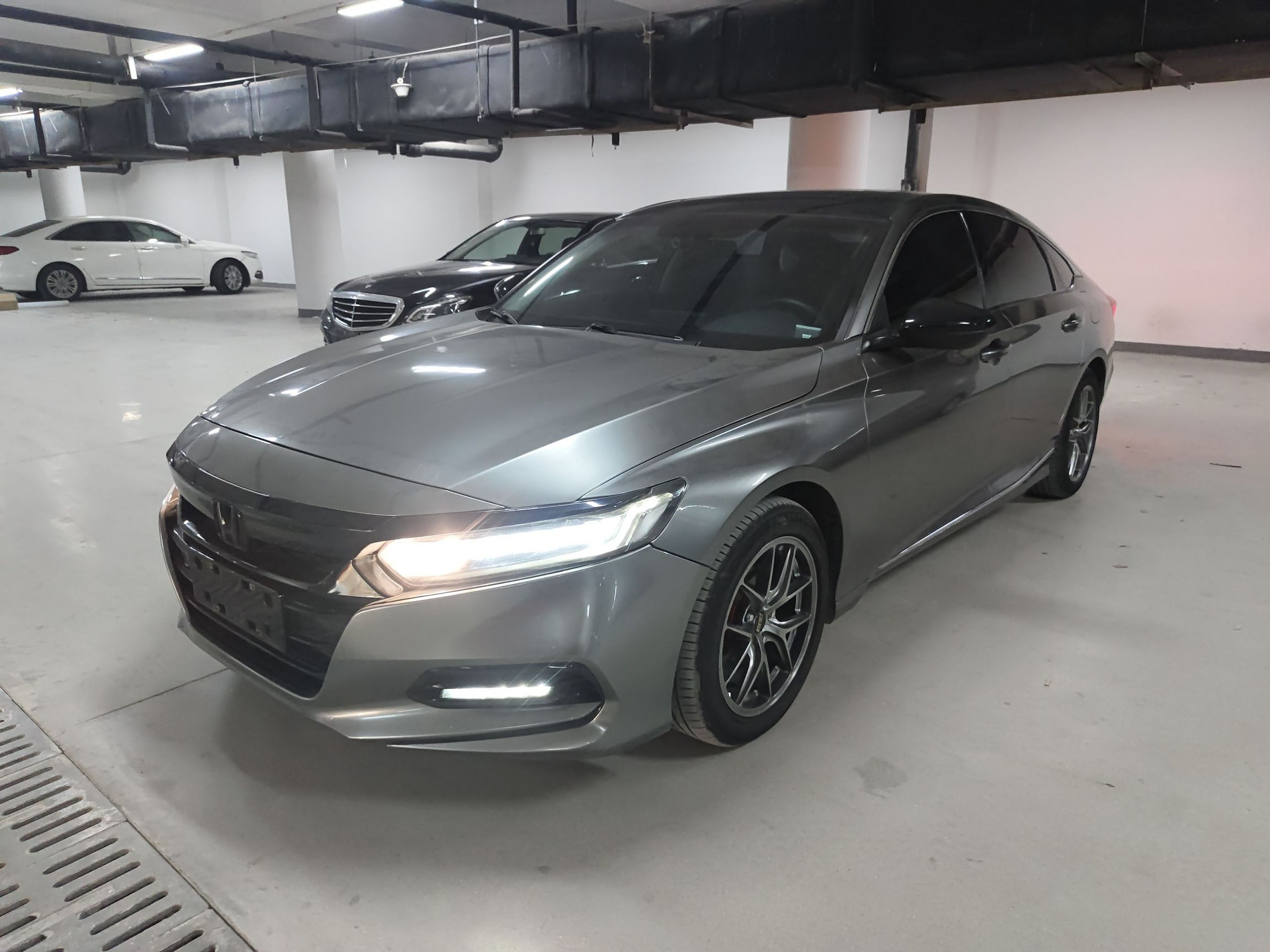 Под передней частью автомобиля