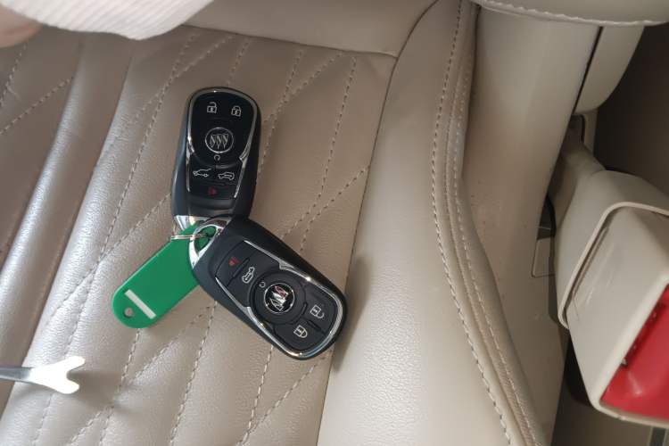 Used Buick GL8 2023 Facelifted Land Cruiser Executive Luxury Version